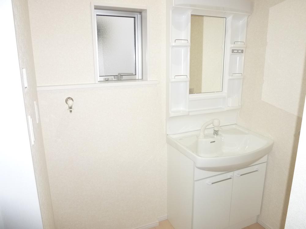 Wash basin, toilet. Wash basin