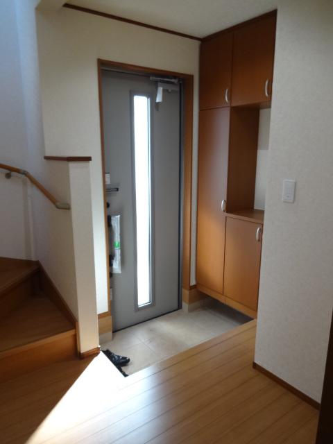 Entrance. 1 Building