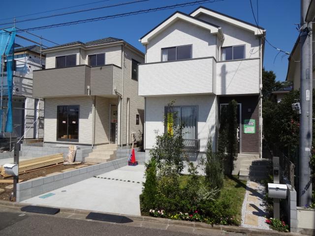 Local appearance photo. J Building