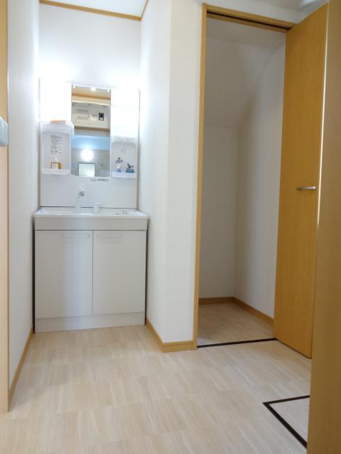 Wash basin, toilet. J Building