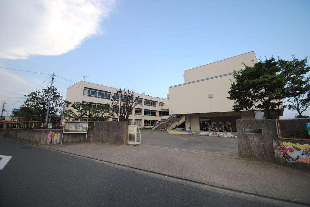 Junior high school. 1060m to the second junior high school