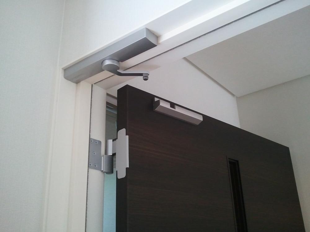 Other Equipment. Interior of the door ・ Sliding door is all you have with the auto-close function. 