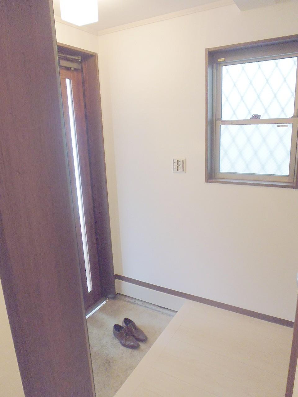 Entrance. A spacious entrance