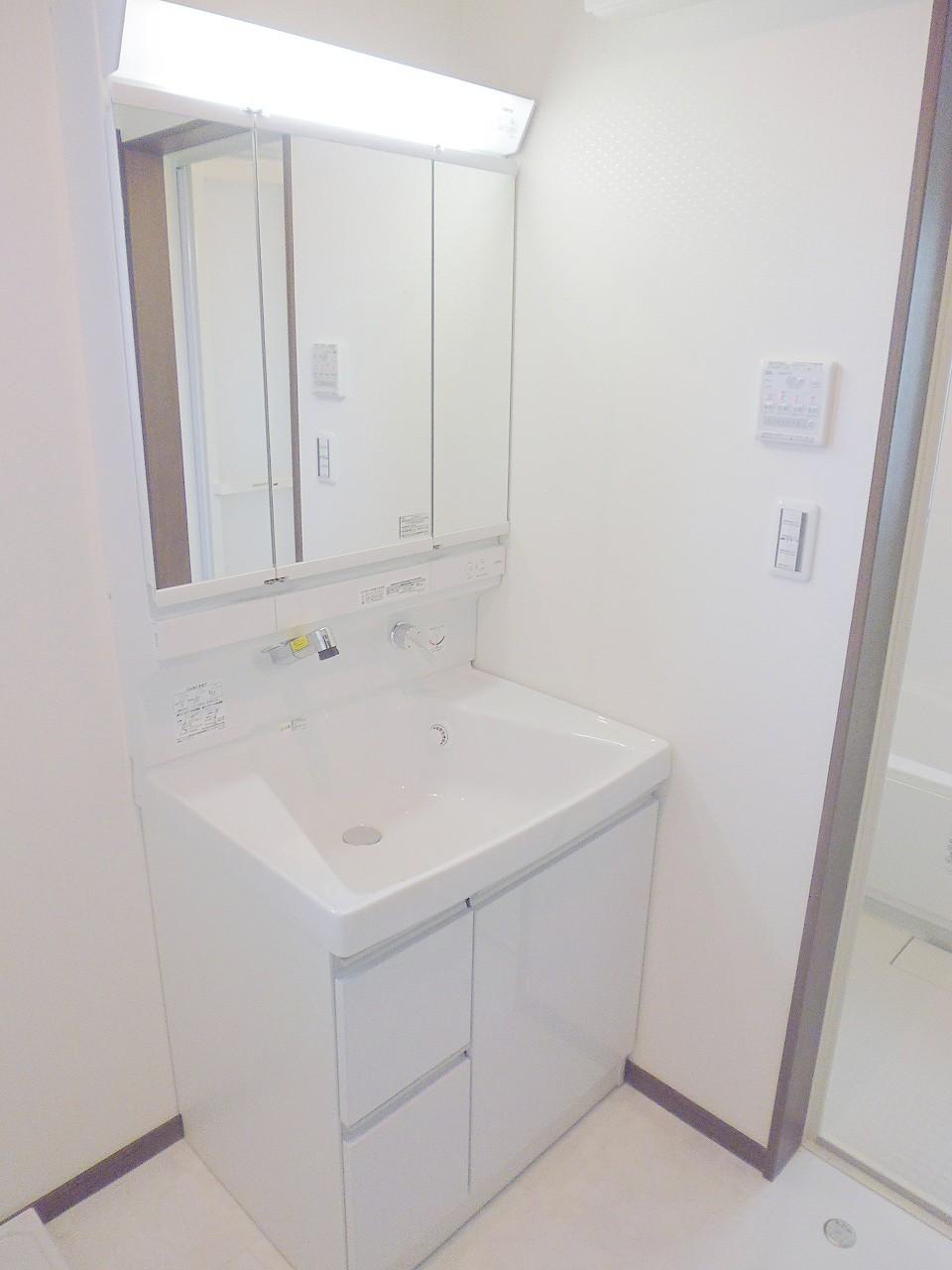 Wash basin, toilet. Wash