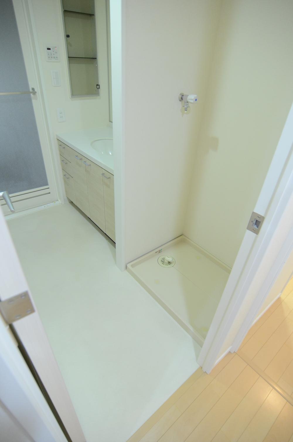 Wash basin, toilet. Indoor (12 May 2013) Shooting