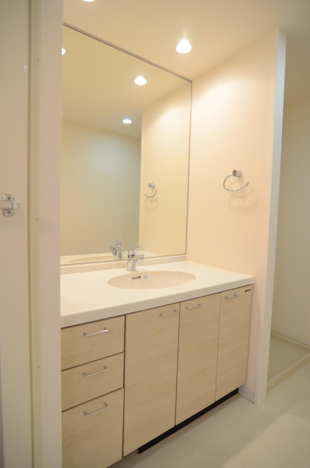 Wash basin, toilet. Indoor (12 May 2013) Shooting