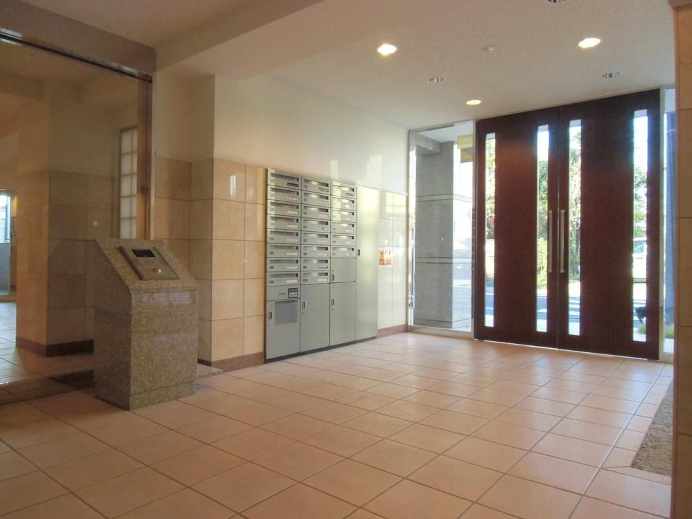 Entrance. Common areas