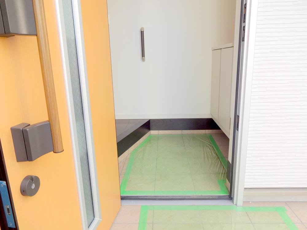 Entrance. Local (12 May 2013) Shooting