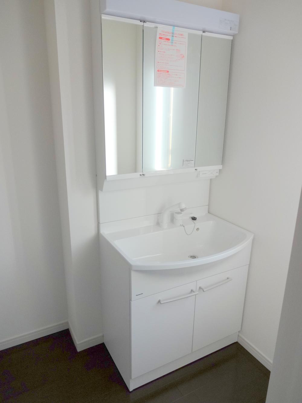 Wash basin, toilet. Indoor (12 May 2013) Shooting