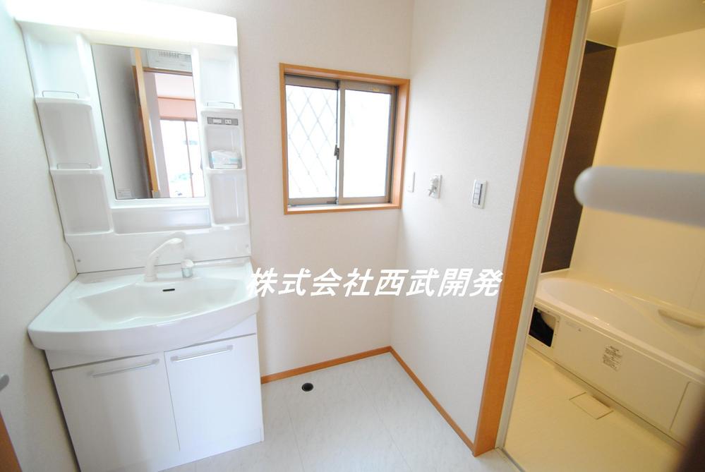 Wash basin, toilet. 11 Building