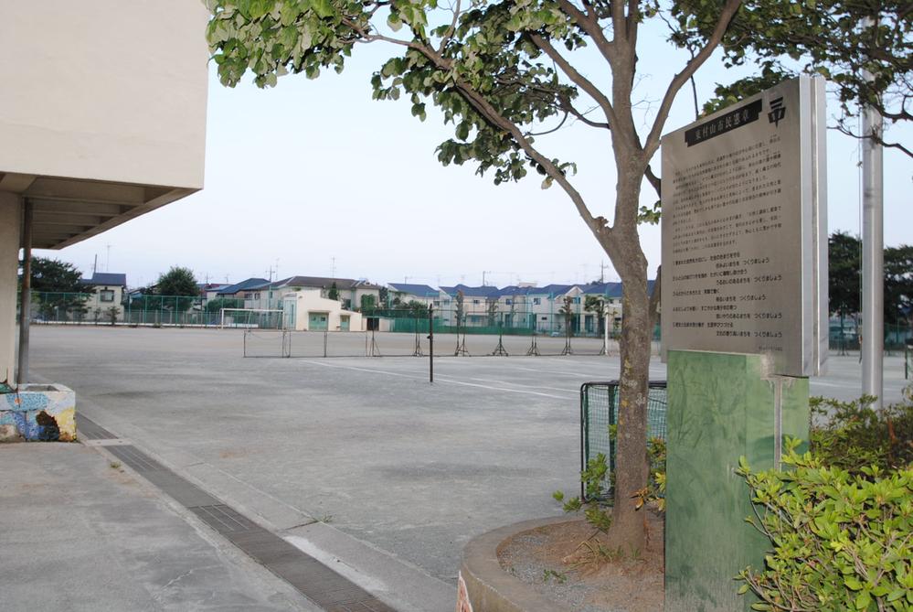 Junior high school. 1300m to the second junior high school
