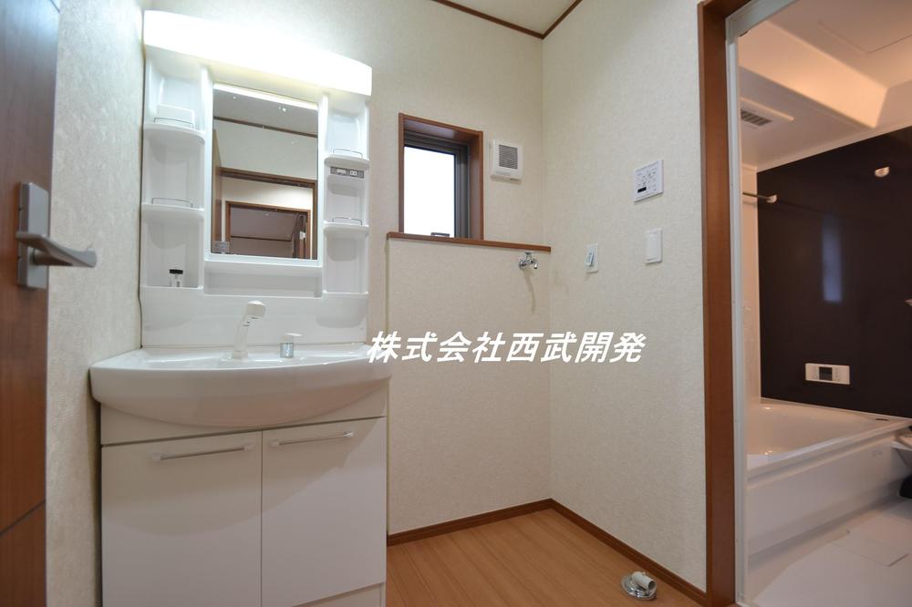 Wash basin, toilet. 4 Building