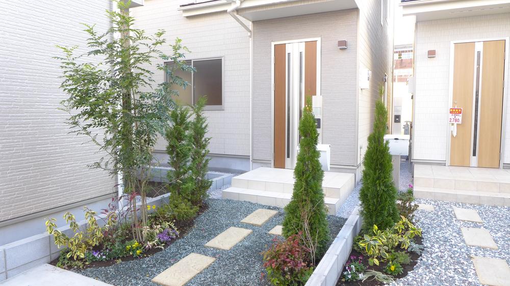 Garden. Luxury is felt to have been made Shokuirodori in front of the entrance. 