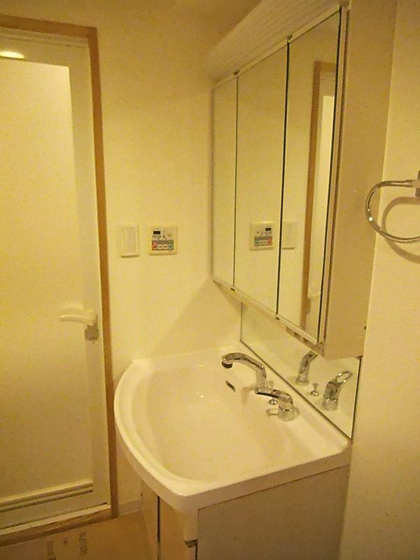 Wash basin, toilet. Wash basin