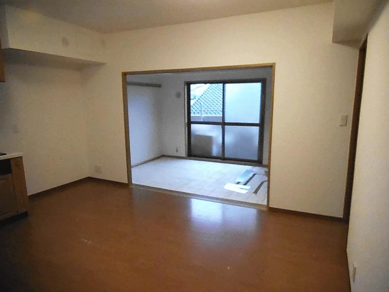 Living. dining kitchen