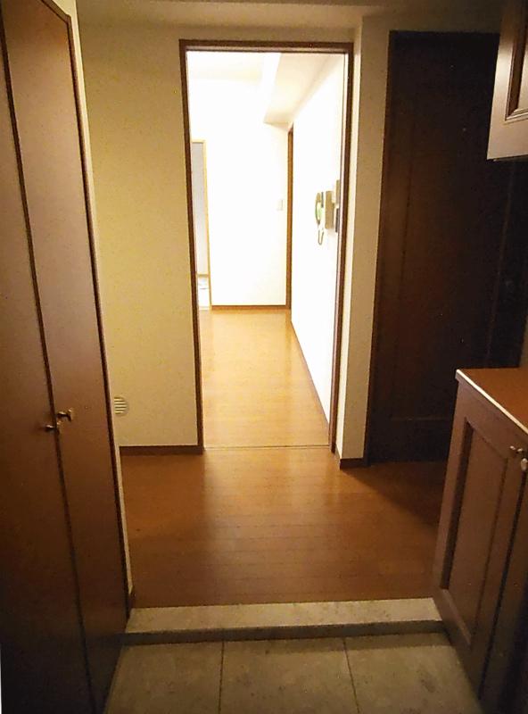Entrance. Entrance ・ Corridor