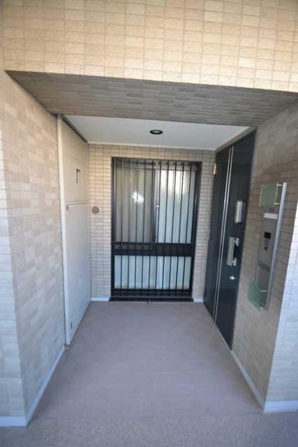 Entrance. Local (12 May 2013) Shooting