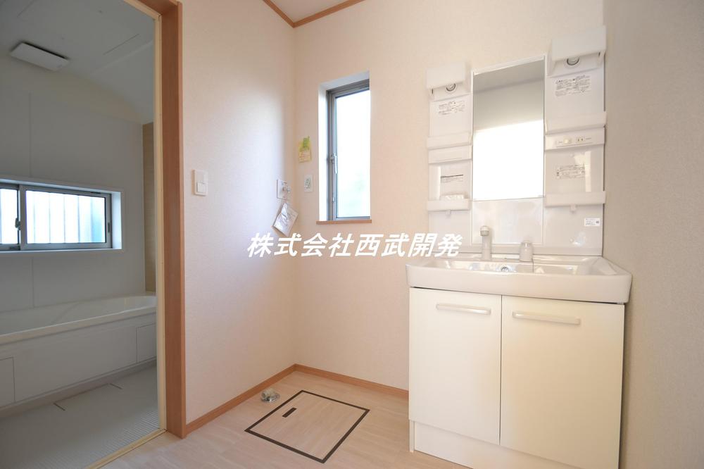 Wash basin, toilet. Building 3