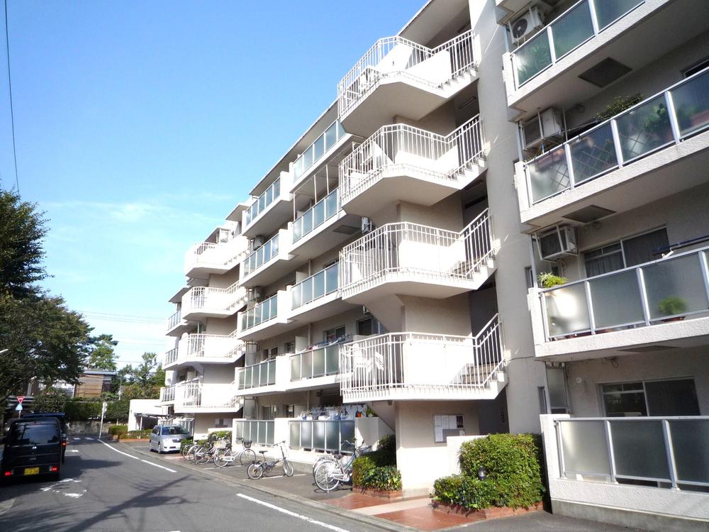 Local appearance photo. It is a quiet residential area close to the train station.