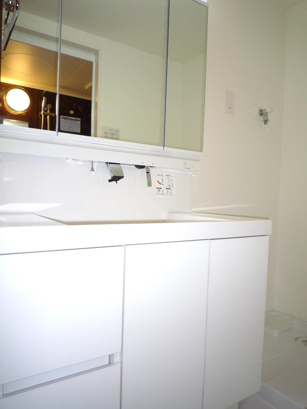 Wash basin, toilet. New wash basin. Shower faucet