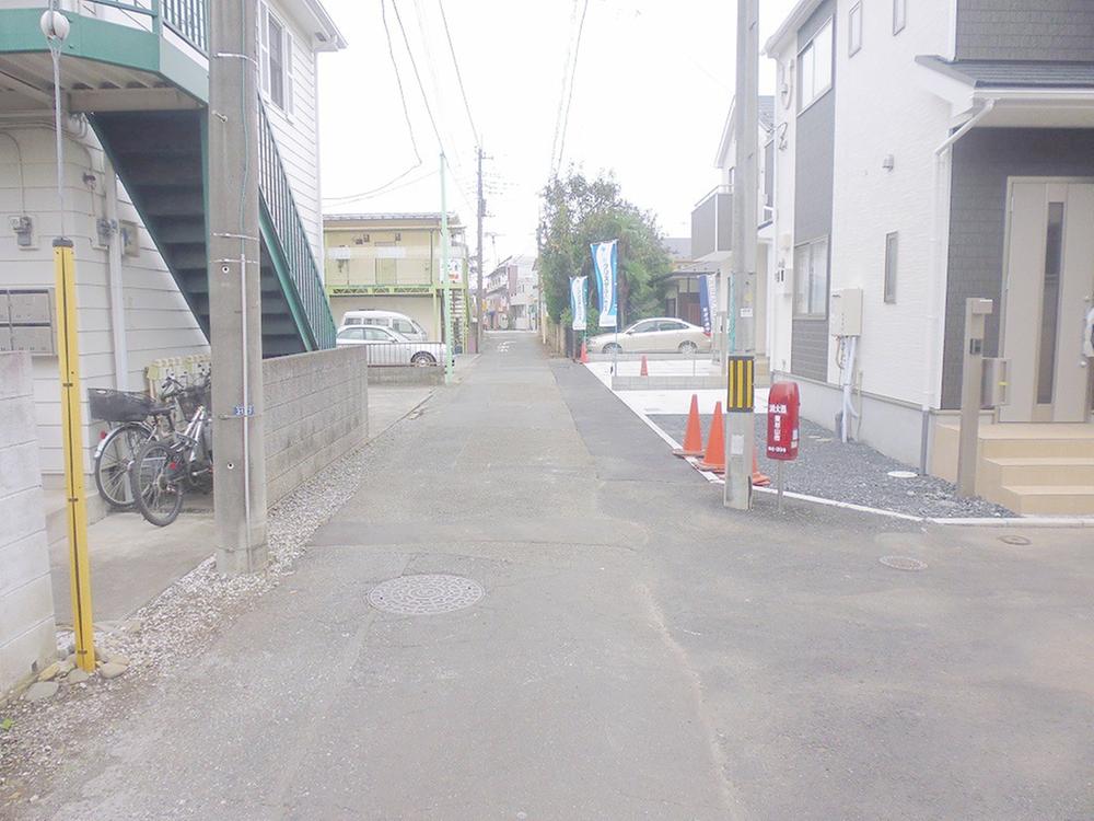 Local photos, including front road. Location