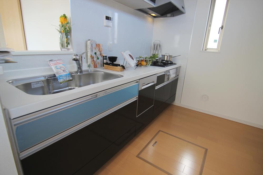 Kitchen. For hard artificial marble top plate of the flaws, Sliding door type storage Photo 2 Building room (12 May 2013) Shooting