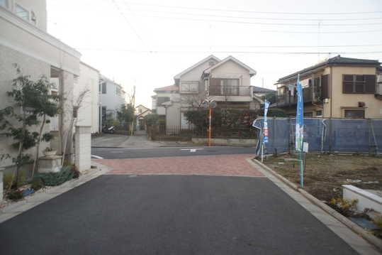 Local photos, including front road. Frontal road