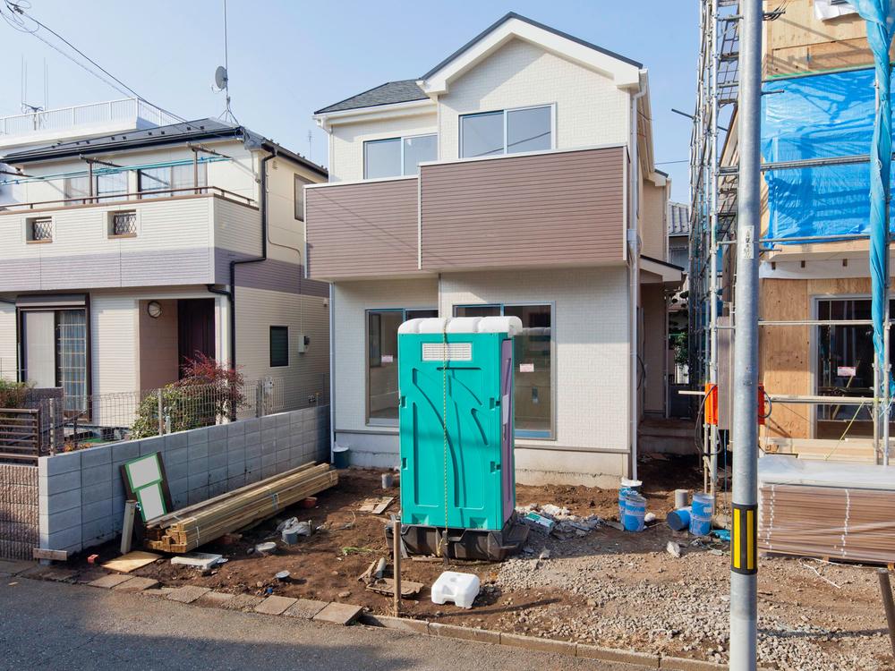 Local photos, including front road. Local (12 May 2013) Shooting