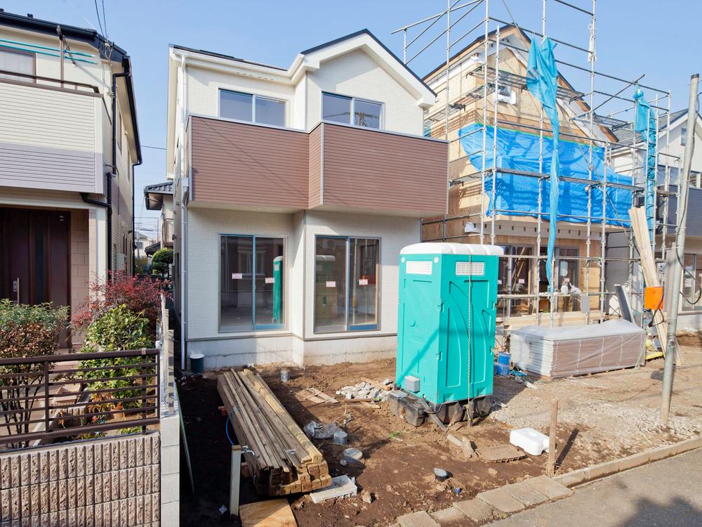 Local photos, including front road. All three buildings that lined the south road