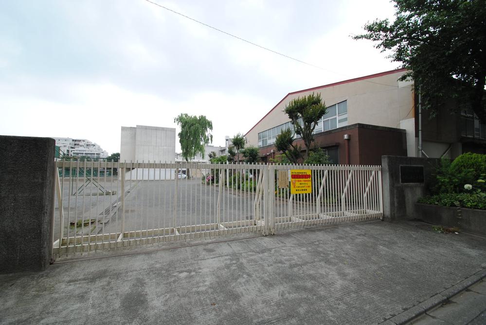 Junior high school. 610m to the third junior high school