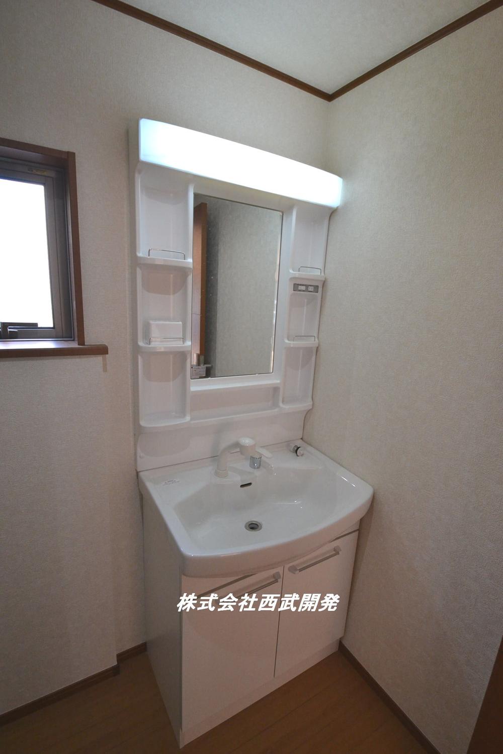 Wash basin, toilet. 1 Building