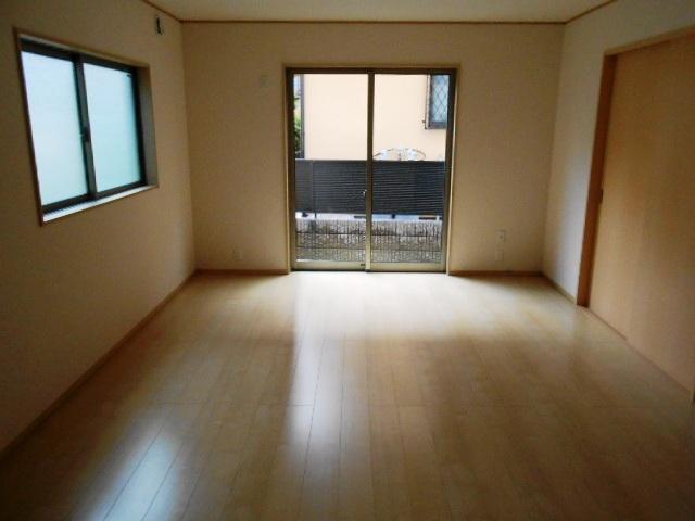 Living. Local (10 May 2013) Shooting