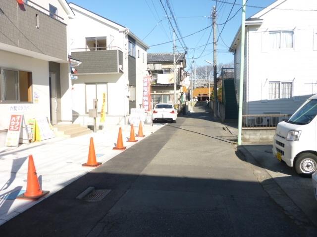 Local photos, including front road. Width 4m. 