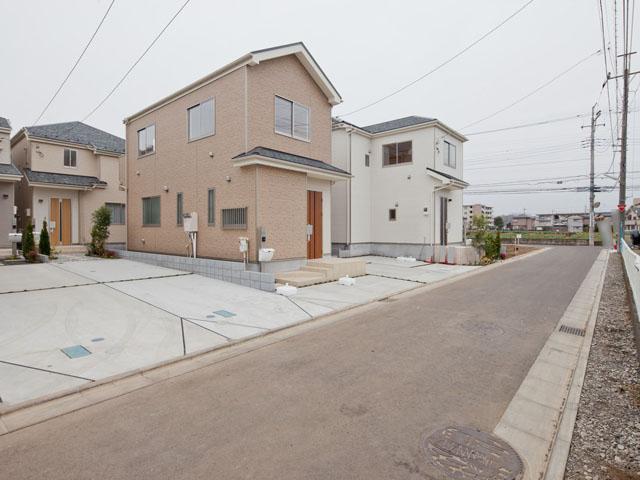 Local photos, including front road. And sunlight, Family of future children blowing through the wind brings, Town local who said that it was good to live here (December 2013) Shooting