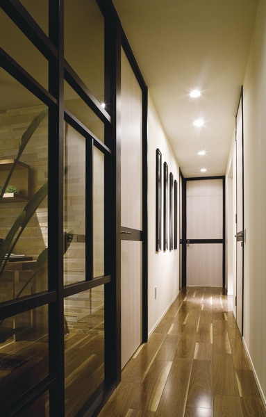 High ceilings create a clear "high passage" (reference photograph).