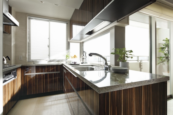 Bright and fun it is cooking "Pure Light style kitchen" (reference photograph).