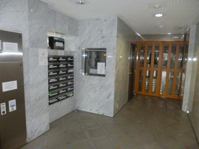Entrance. Common areas