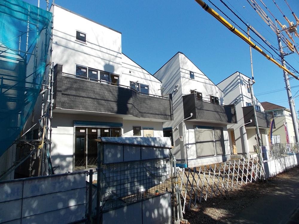 Local photos, including front road. Appearance (January 2014) Shooting