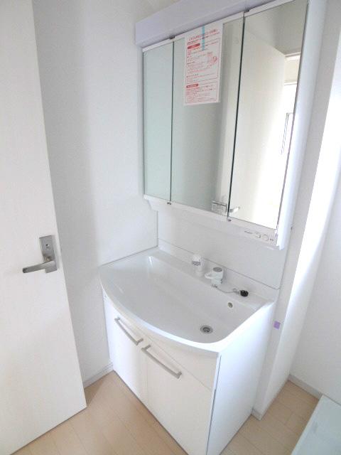 Wash basin, toilet. Wash room (6 Building)