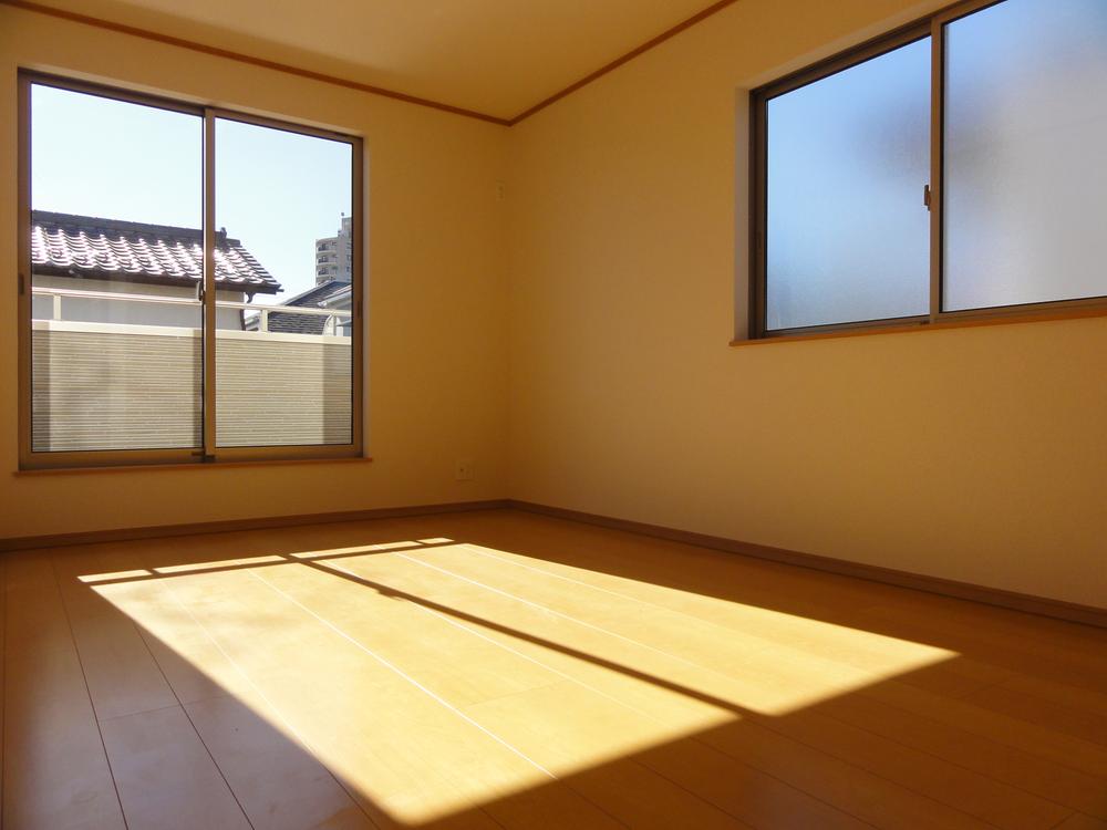 Non-living room. The main bedroom 7.2 Pledge, All rooms with closet, For day good two-sided lighting!