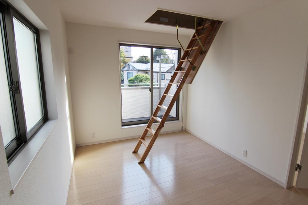 Receipt. All building Grenier (Attic storage) equipped Indoor (11 May 2013) Shooting