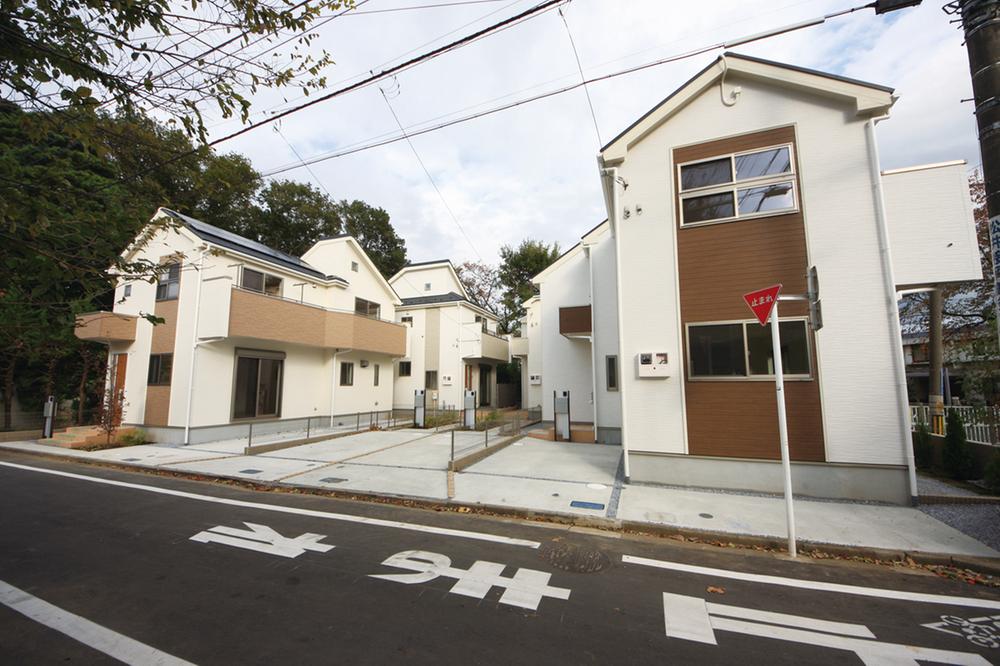 Local appearance photo. Imposing completed! Sunny site (November 2013) Shooting