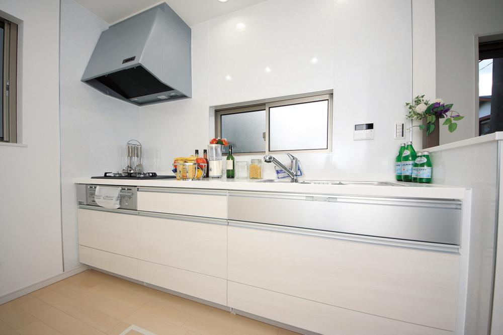 Kitchen. Hard artificial marble top plate attached scratches ・ Sliding door type storage room (11 May 2013) Shooting