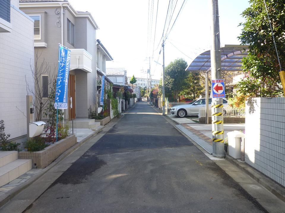 Local photos, including front road. Local (11 May 2013) Shooting