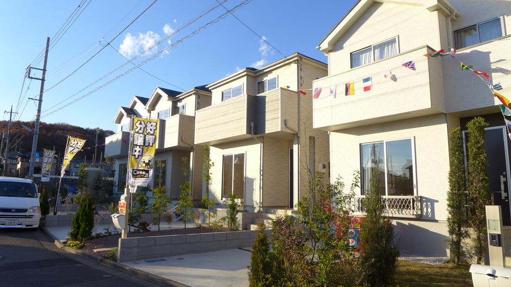 Local photos, including front road. All 10 buildings site