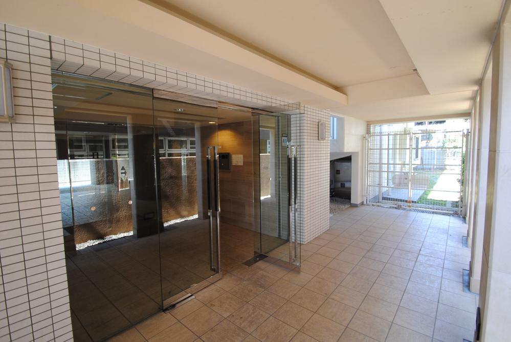 Entrance. Auto-lock with the entrance