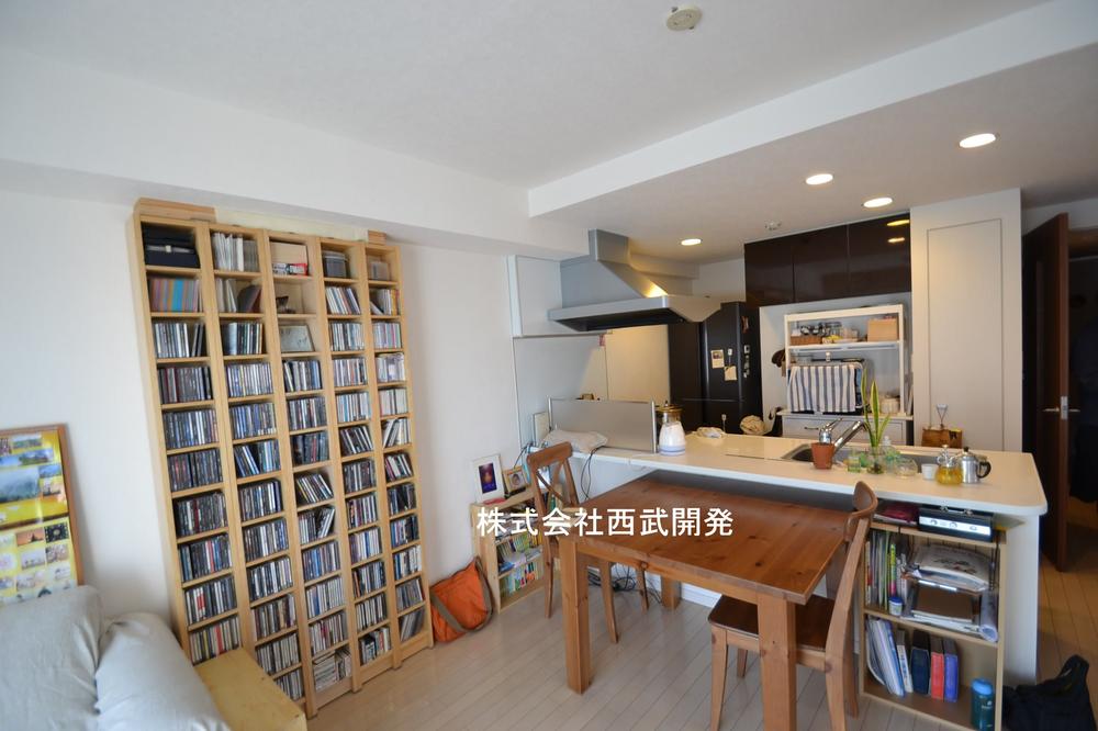 Living. Since the kitchen and living with a sense of unity wife will also be able to participate in the conversation of the family Yo