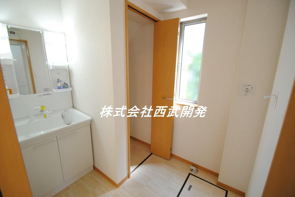 Wash basin, toilet. J Building