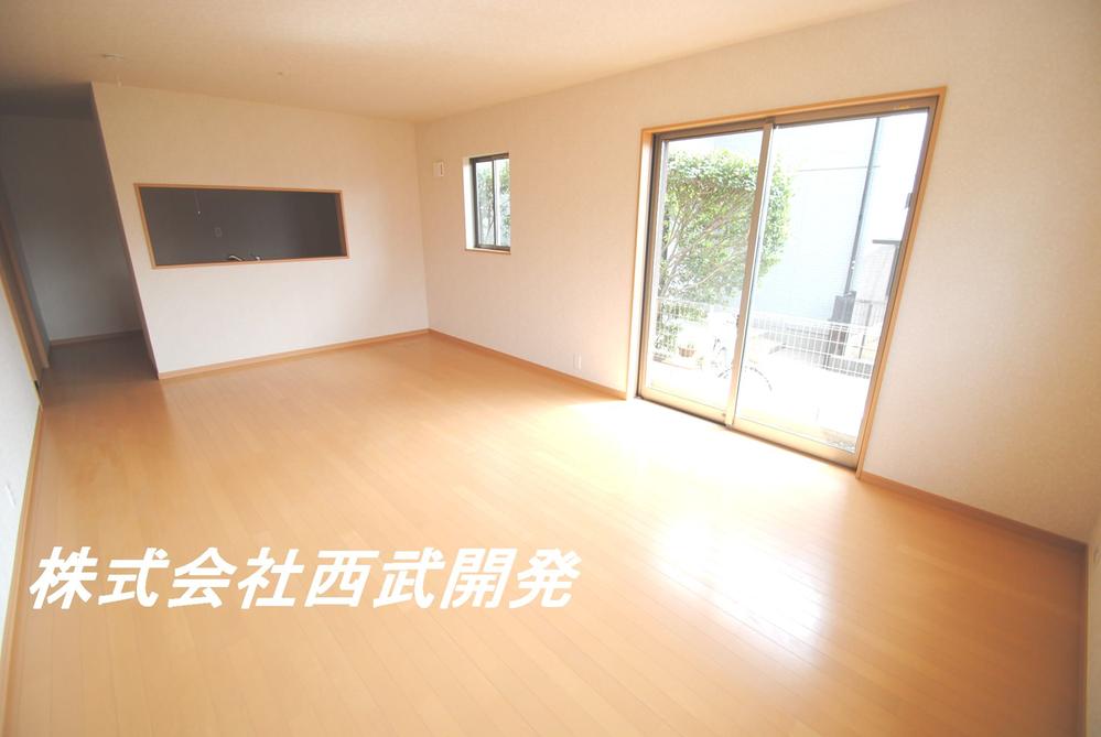 Same specifications photos (living). Same specification living (floor color, etc. may vary)