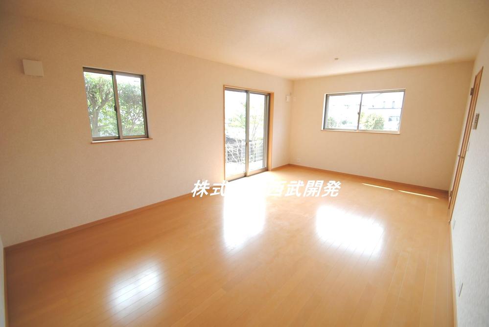 Same specifications photos (living). Same specification living (floor color, etc. may vary)